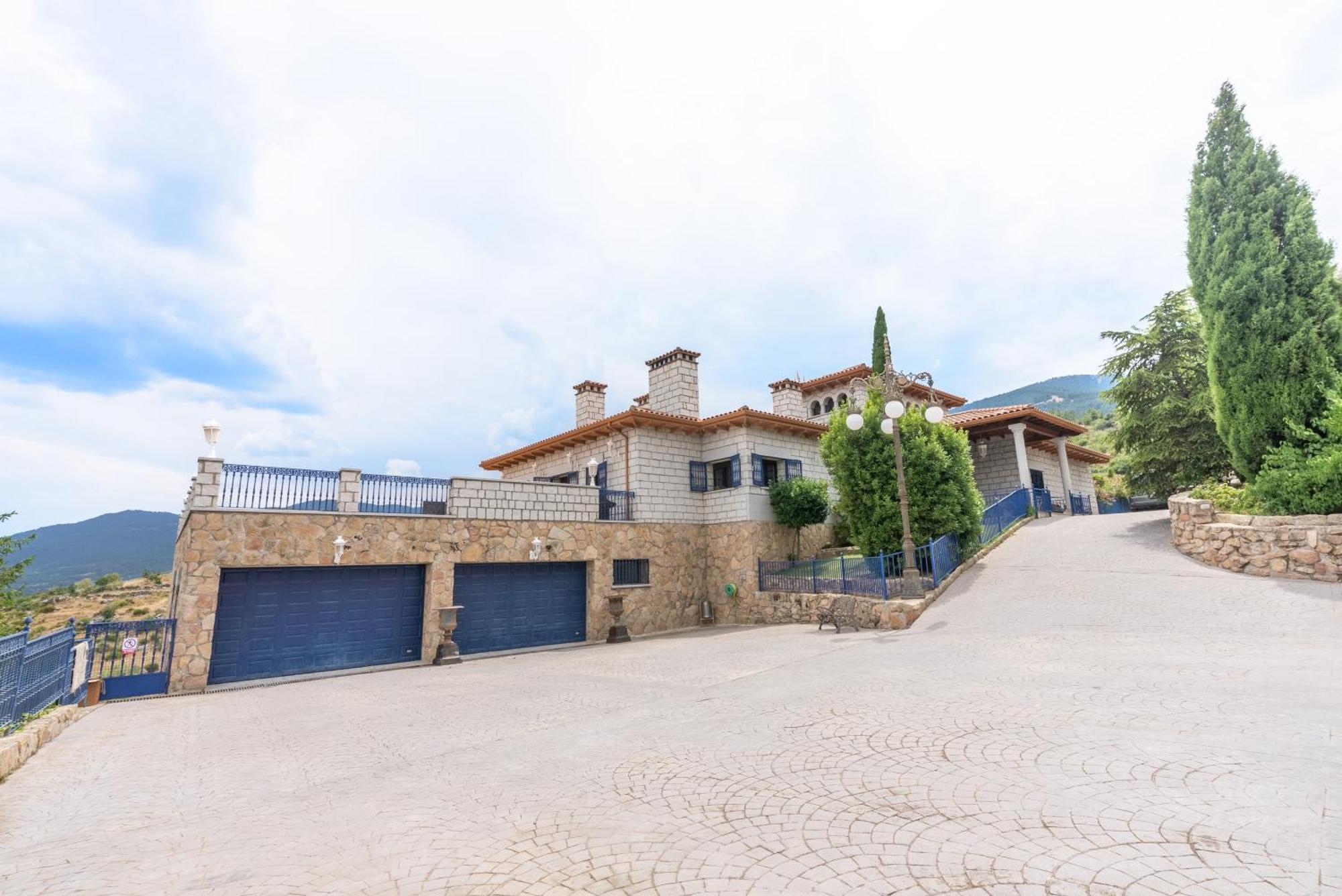 Mansion Con Jacuzzi A 40 Grados, Gran Piscina Y Padel Villa El Tiemblo Bagian luar foto
