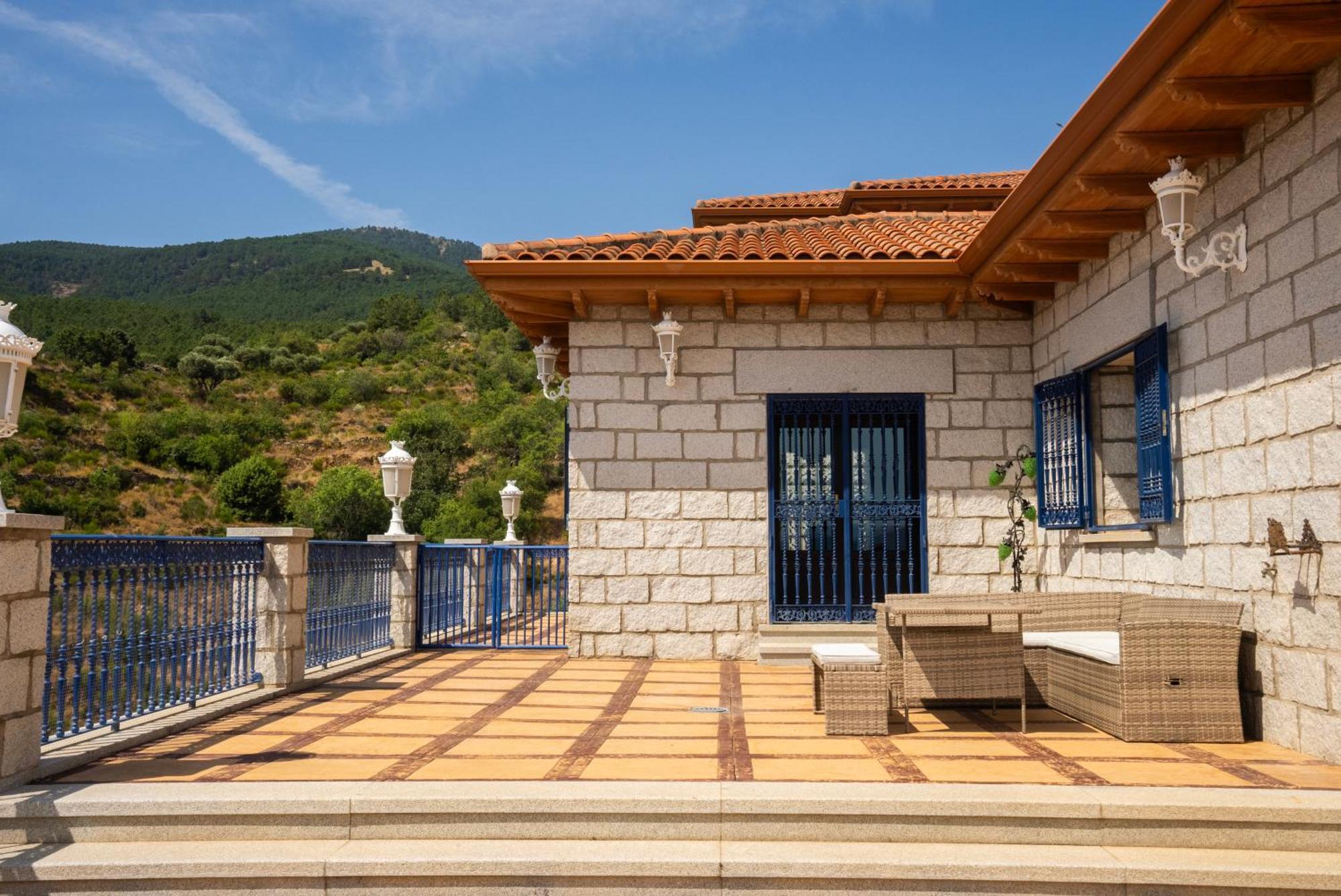 Mansion Con Jacuzzi A 40 Grados, Gran Piscina Y Padel Villa El Tiemblo Bagian luar foto