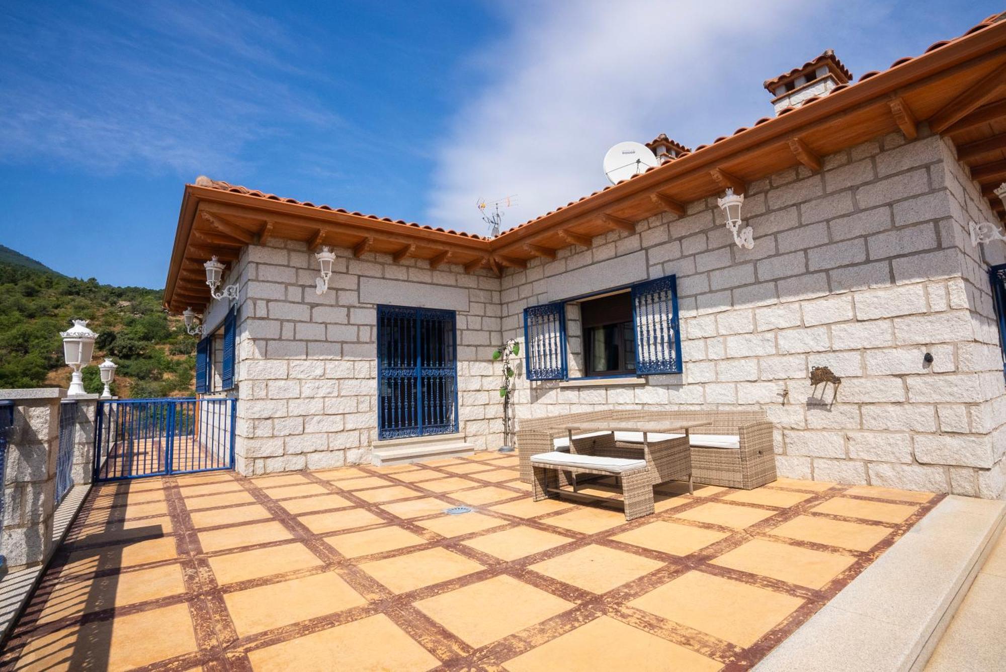 Mansion Con Jacuzzi A 40 Grados, Gran Piscina Y Padel Villa El Tiemblo Bagian luar foto