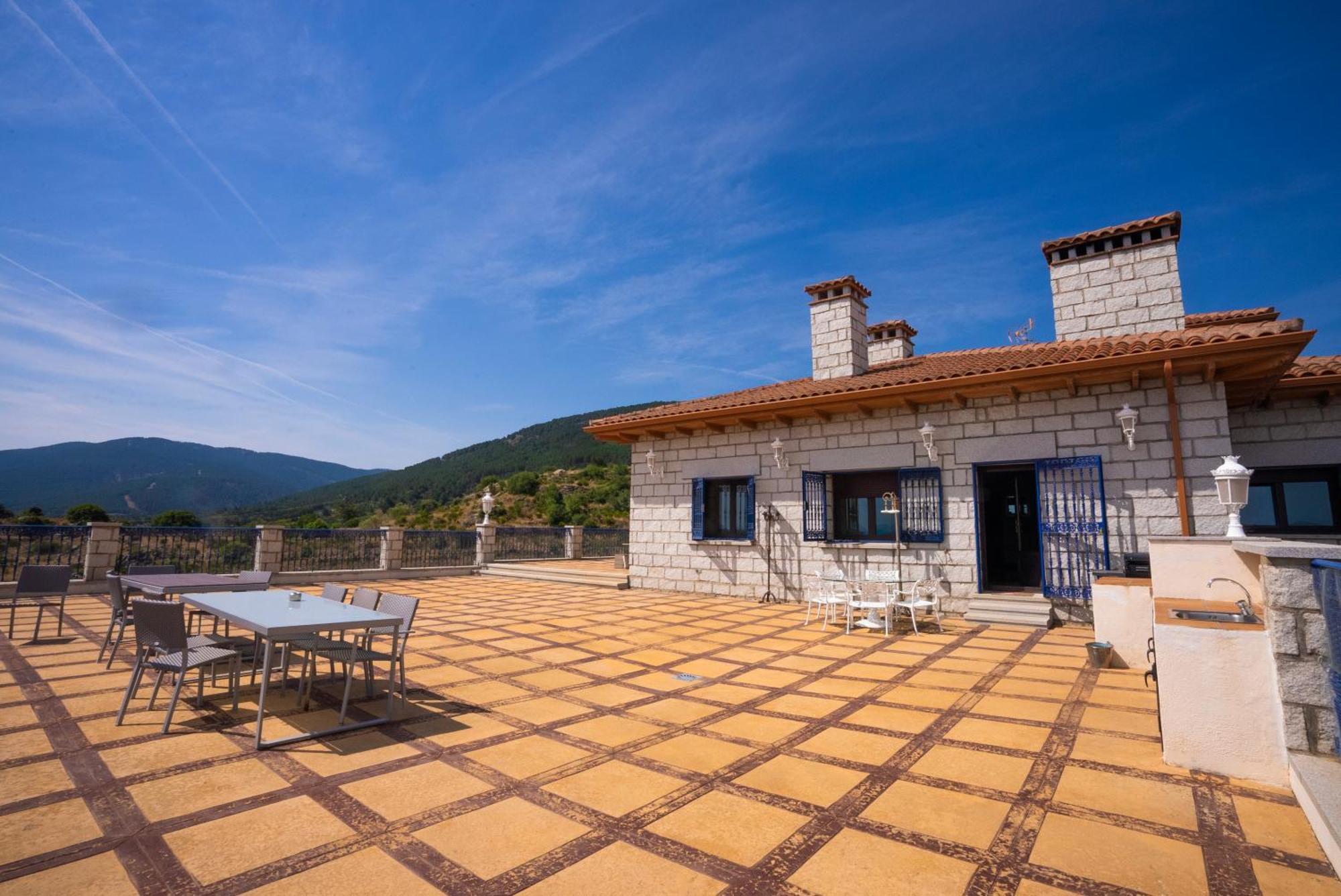 Mansion Con Jacuzzi A 40 Grados, Gran Piscina Y Padel Villa El Tiemblo Bagian luar foto