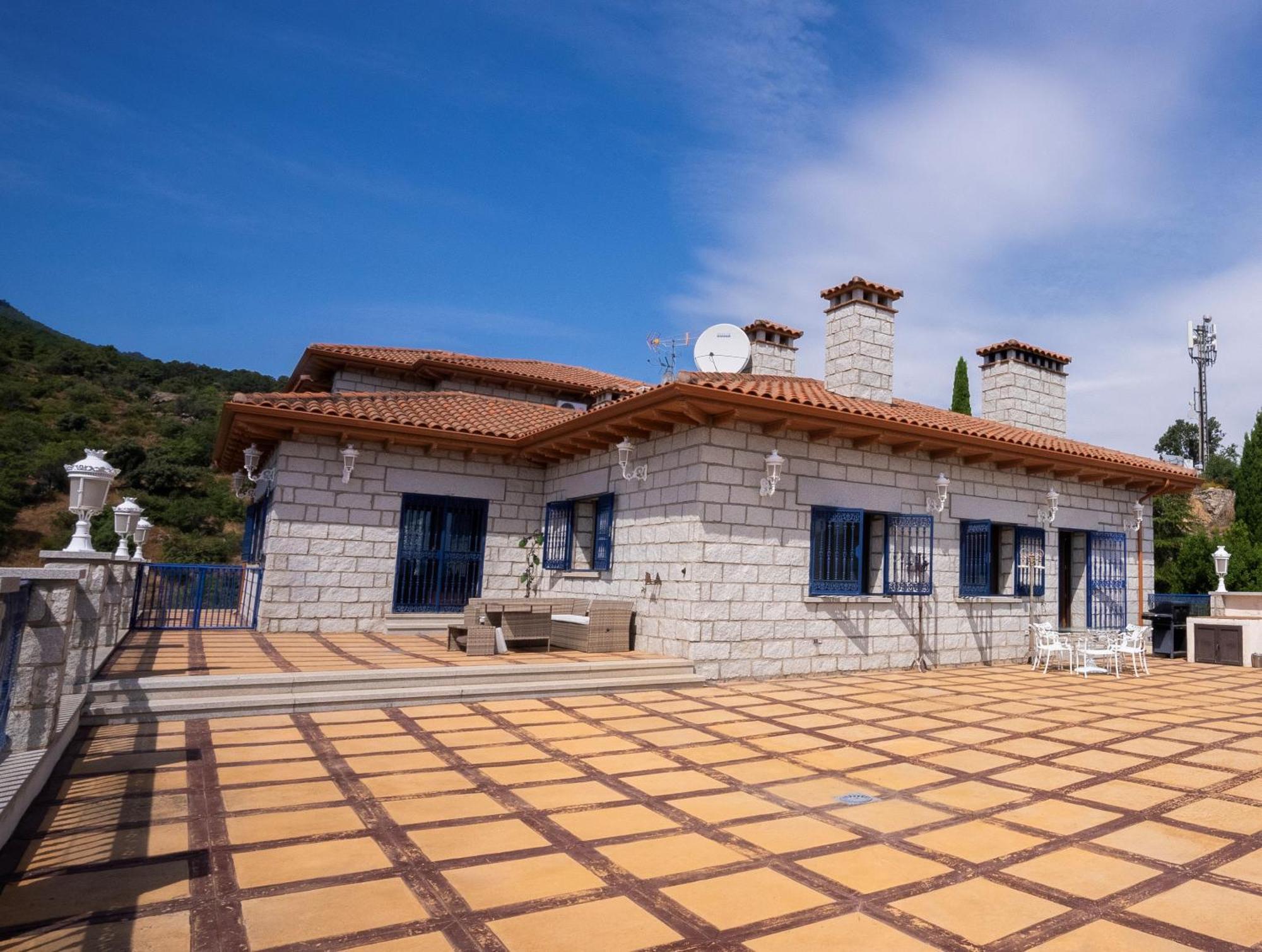Mansion Con Jacuzzi A 40 Grados, Gran Piscina Y Padel Villa El Tiemblo Bagian luar foto