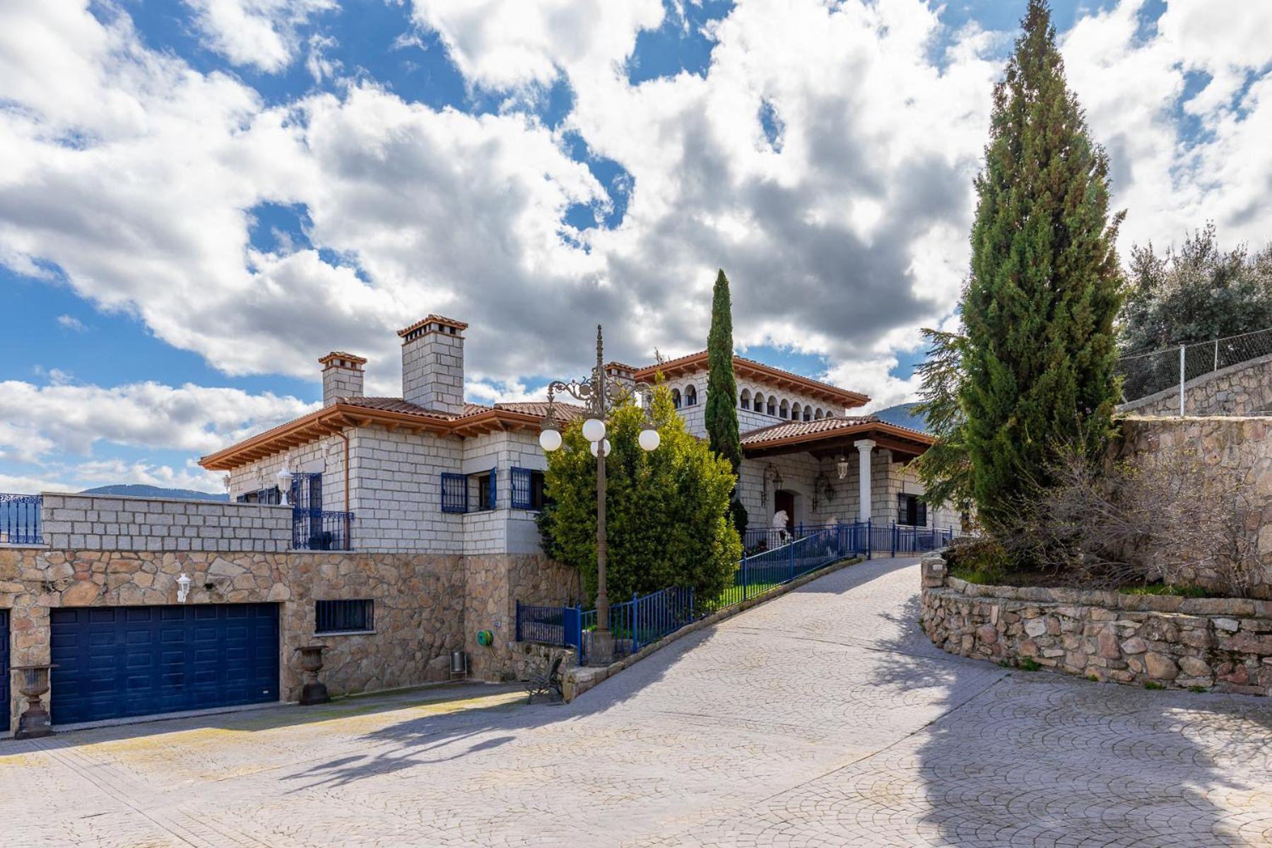 Mansion Con Jacuzzi A 40 Grados, Gran Piscina Y Padel Villa El Tiemblo Bagian luar foto
