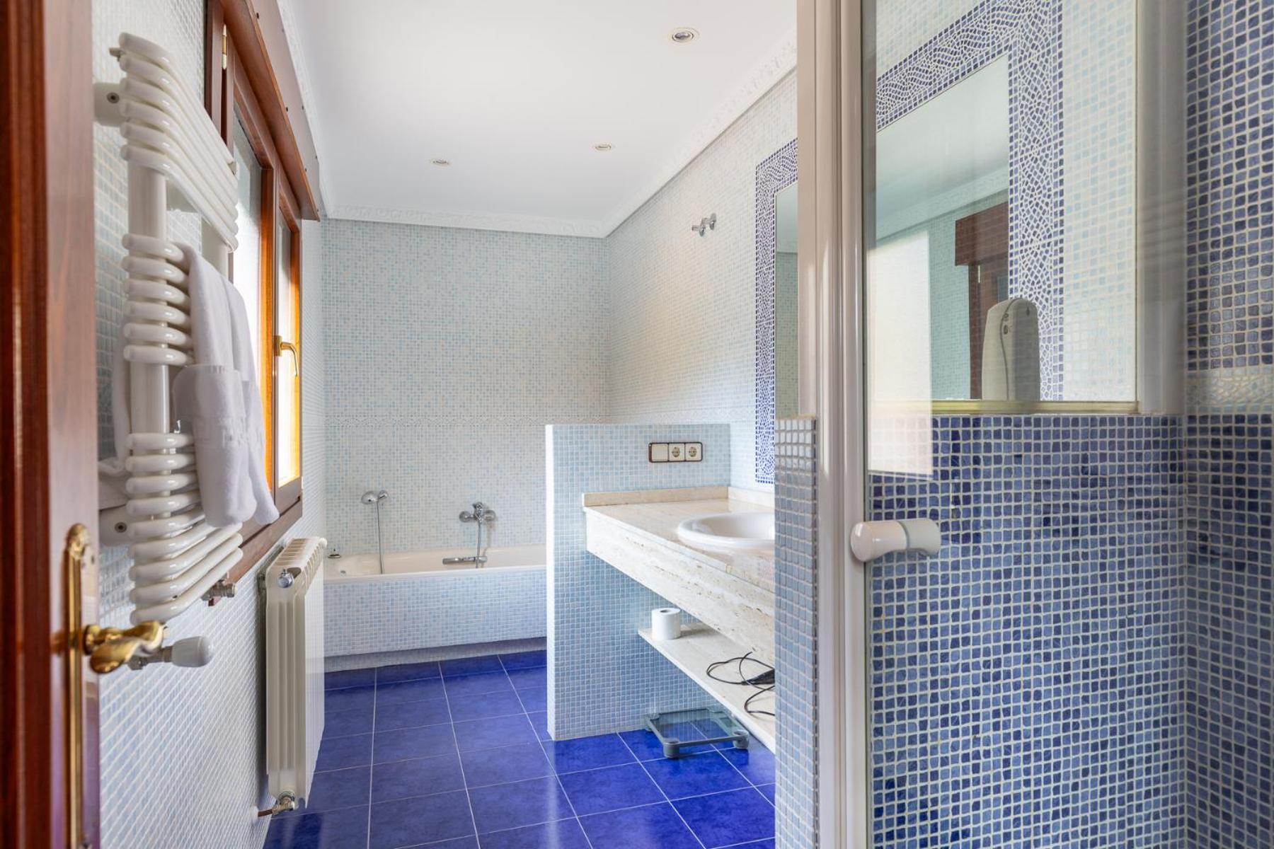 Mansion Con Jacuzzi A 40 Grados, Gran Piscina Y Padel Villa El Tiemblo Bagian luar foto