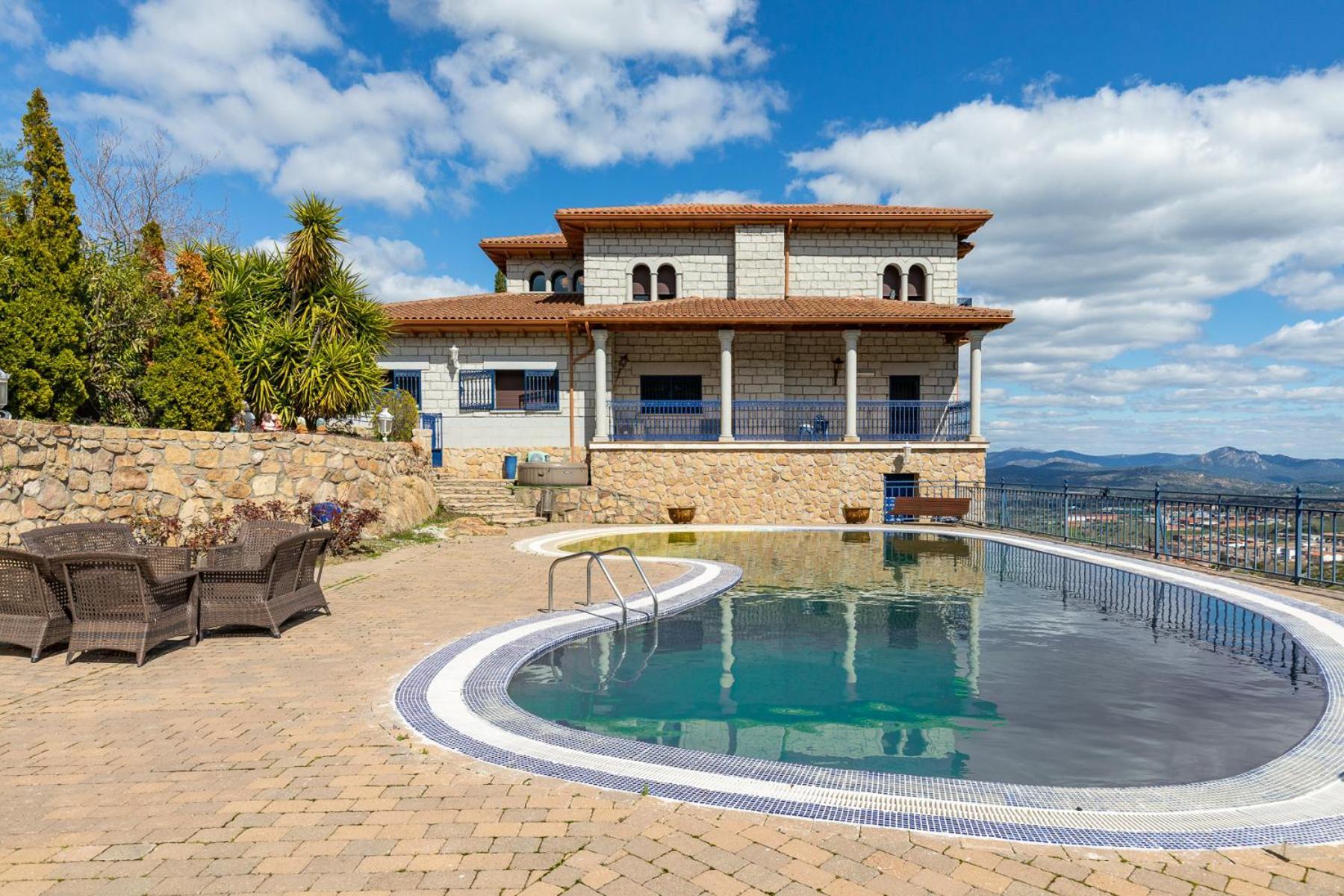 Mansion Con Jacuzzi A 40 Grados, Gran Piscina Y Padel Villa El Tiemblo Bagian luar foto