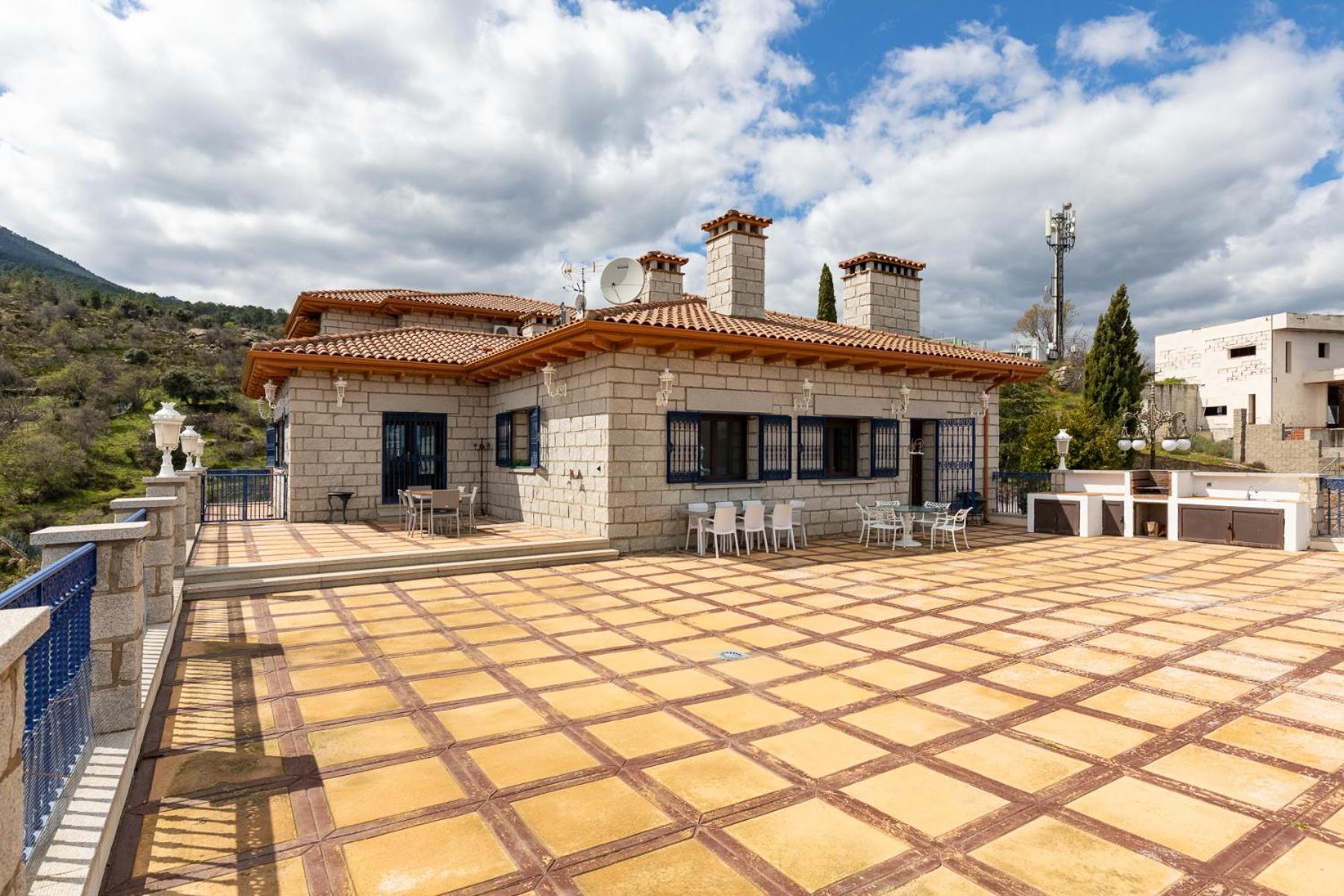 Mansion Con Jacuzzi A 40 Grados, Gran Piscina Y Padel Villa El Tiemblo Bagian luar foto