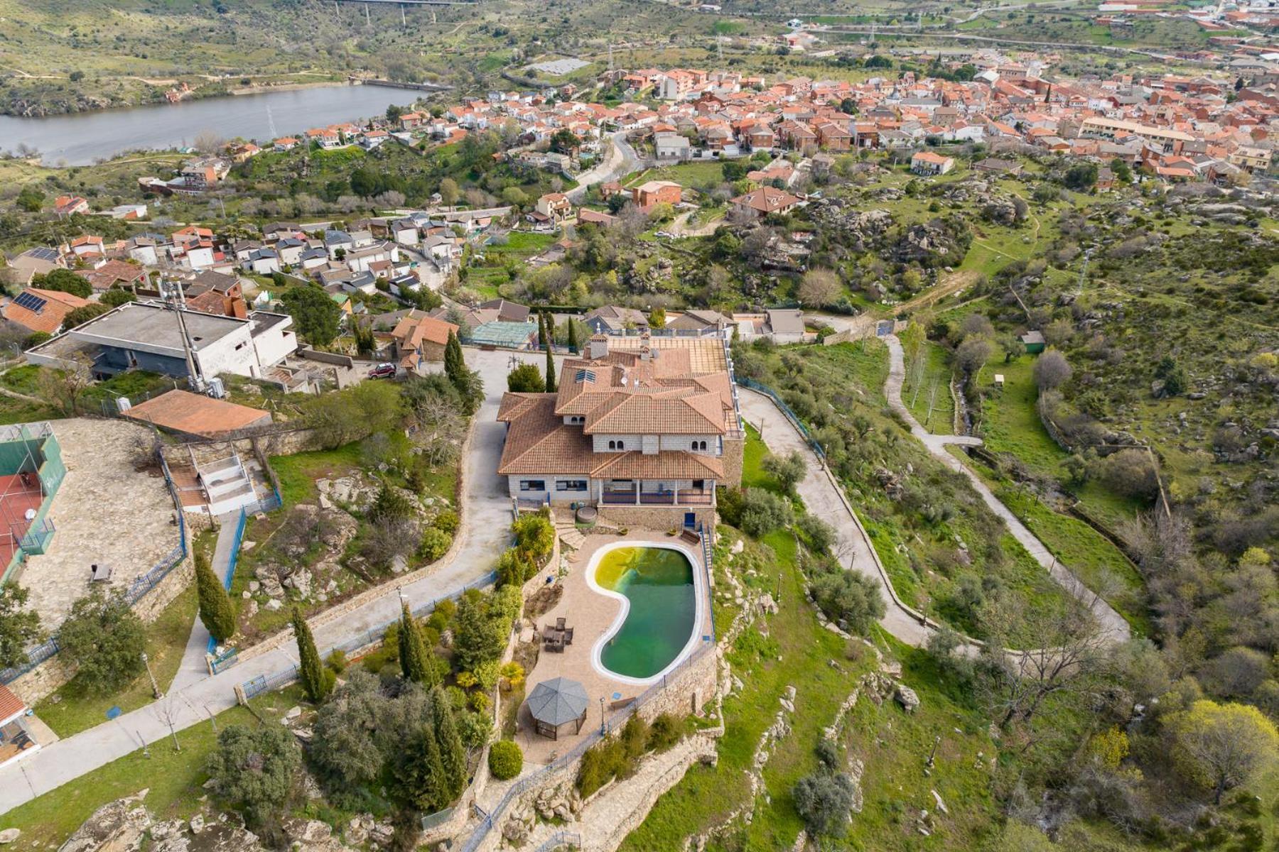 Mansion Con Jacuzzi A 40 Grados, Gran Piscina Y Padel Villa El Tiemblo Bagian luar foto