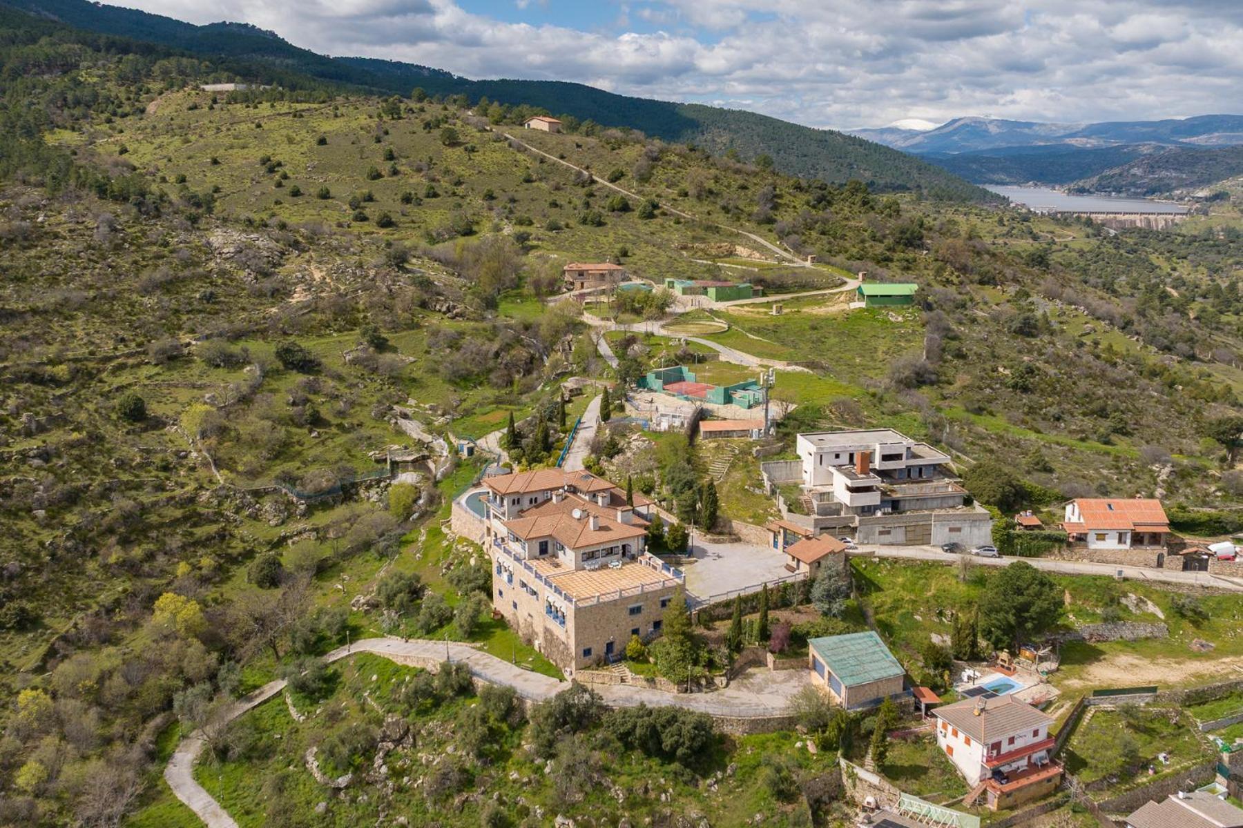 Mansion Con Jacuzzi A 40 Grados, Gran Piscina Y Padel Villa El Tiemblo Bagian luar foto