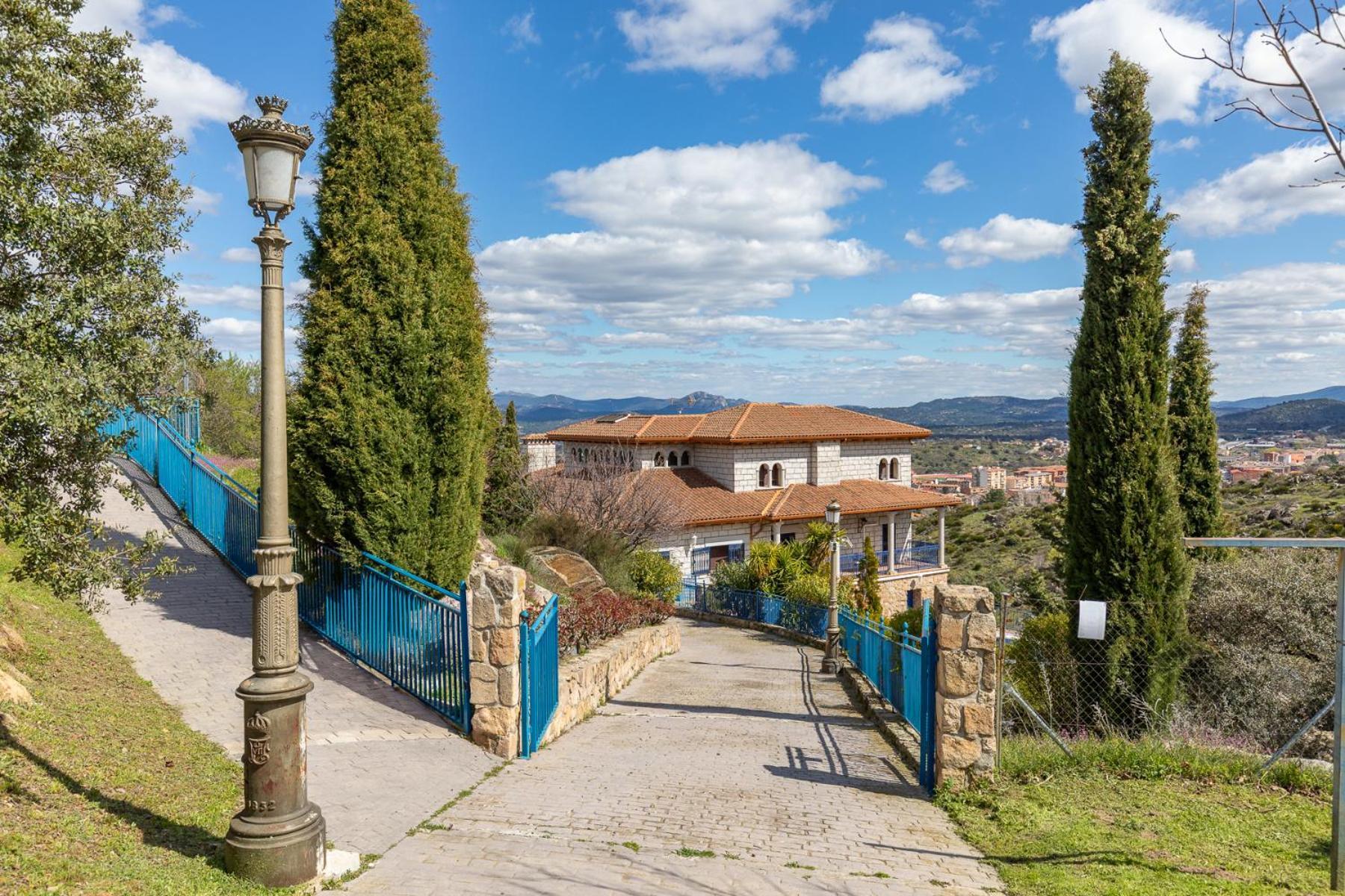 Mansion Con Jacuzzi A 40 Grados, Gran Piscina Y Padel Villa El Tiemblo Bagian luar foto